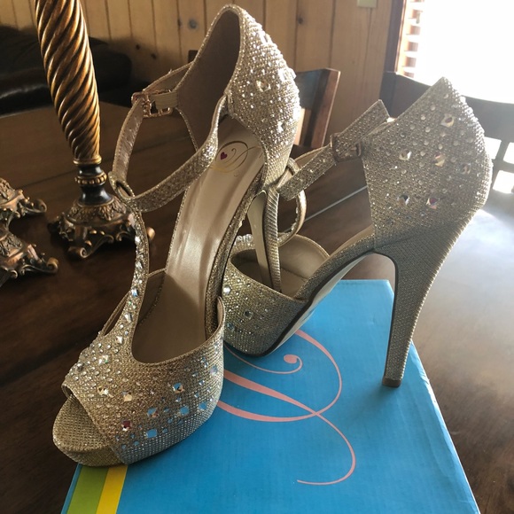 Gold Heels - Picture 3 of 8